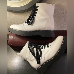 Madden girl white and black combat/lug lace up/zipper boot US 7.5